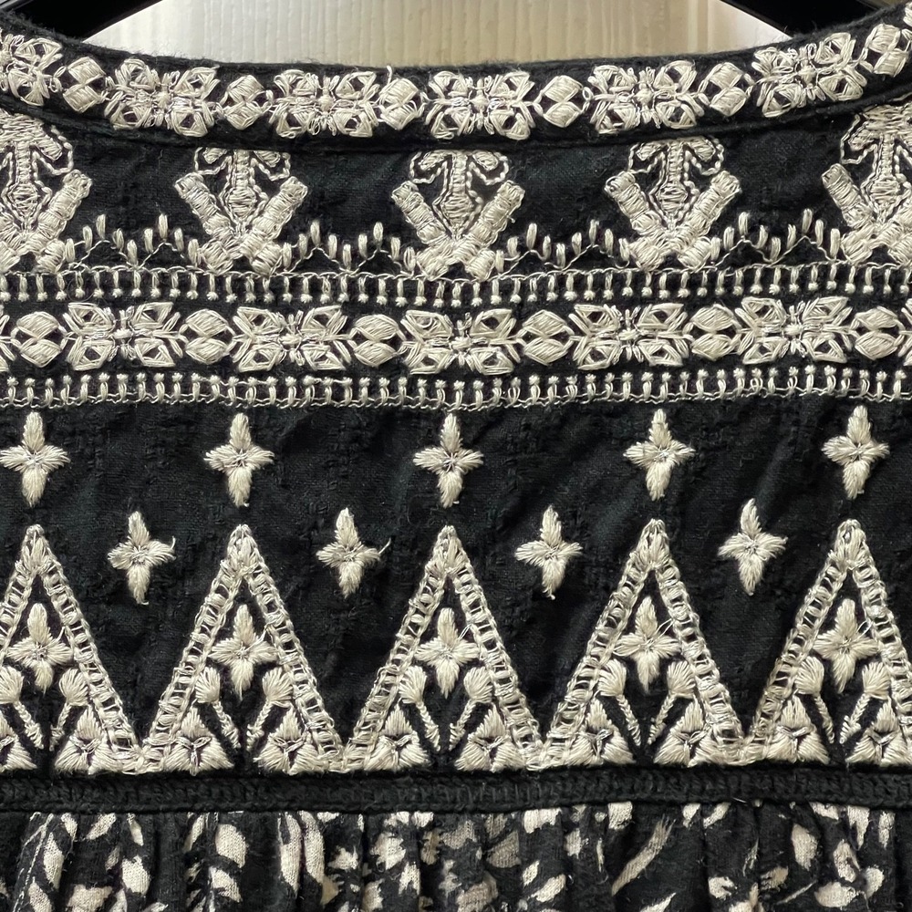 Lucky Brand Women's Sz L V-Neck Mixed Fabric‎ Embroidered Lace Black & White Top - Picture 9 of 16